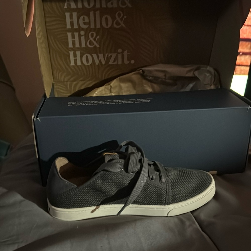olukai sneaker